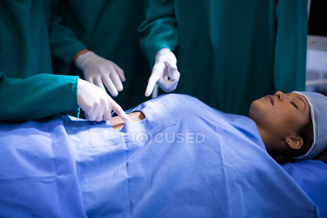 Операции хирургов в операционном зале больницы — стоковое фото