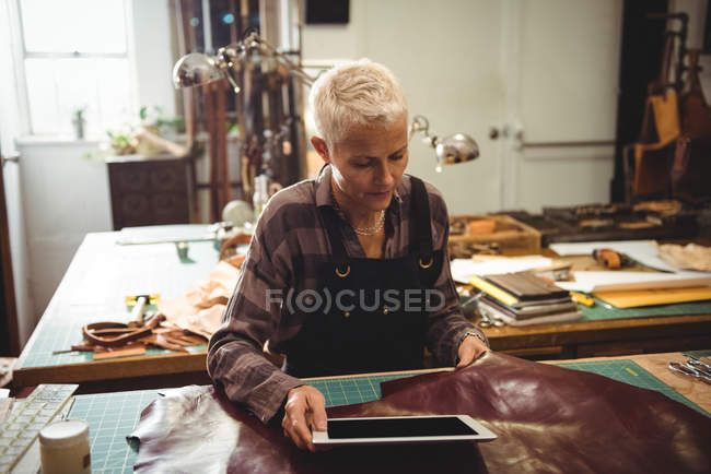 Handwerker nutzt digitales Tablet im Werkstattinnenraum — Stockfoto