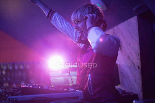 Hübsche weibliche DJ Spaß beim Musizieren in der Bar — Stockfoto