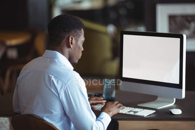 Бізнесмен, який працює над комп'ютером в офісі — стокове фото
