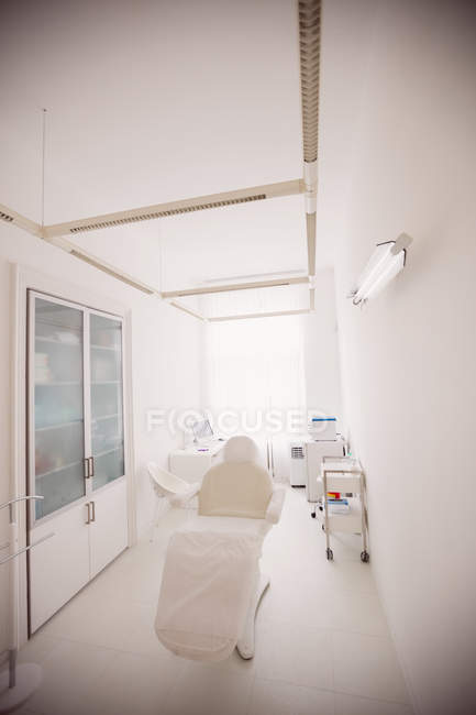 Пустой кабинет стоматолога с оборудованием в интерьере стоматологической клиники — стоковое фото