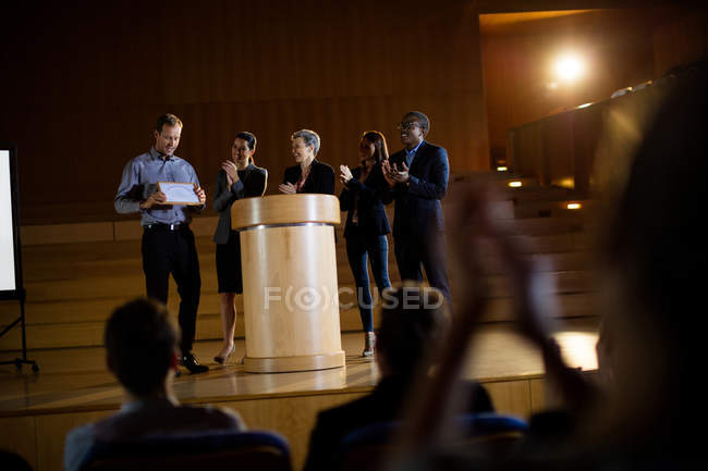 Ejecutivo masculino recibiendo premio en el centro de conferencias - foto de stock