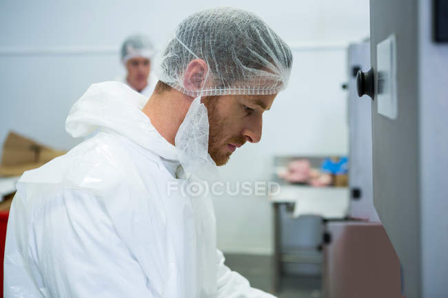 Close-up do açougueiro na fábrica de carne — Fotografia de Stock