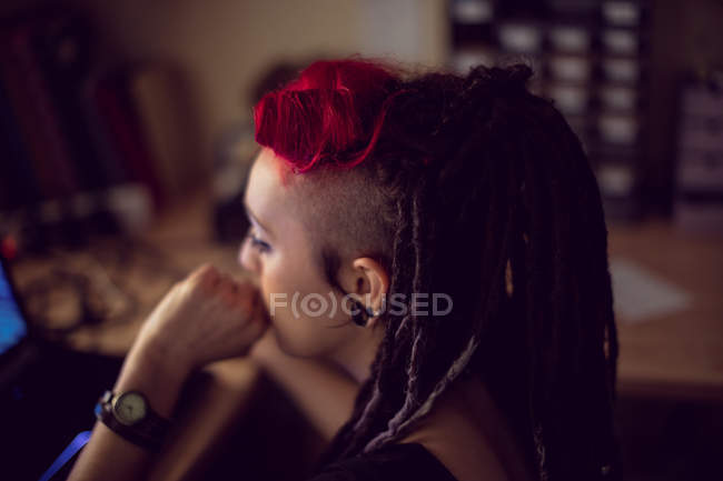 Close-up de cabeleireiro feminino usando laptop na loja dreadlocks — Fotografia de Stock