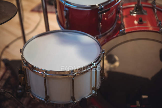 Primo piano del drum kit in studio di registrazione — Foto stock