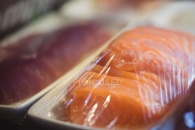Primer plano de los mariscos de salmón envasados en el restaurante - foto de stock