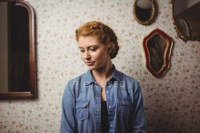 Портрет красивої жінки, що стоїть на стіні — стокове фото