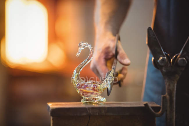 Крупним планом скляний змішувач, що формує розплавлене скло на скляній фабриці — стокове фото