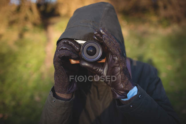Людина фотографується з камерою на відкритому повітрі — стокове фото