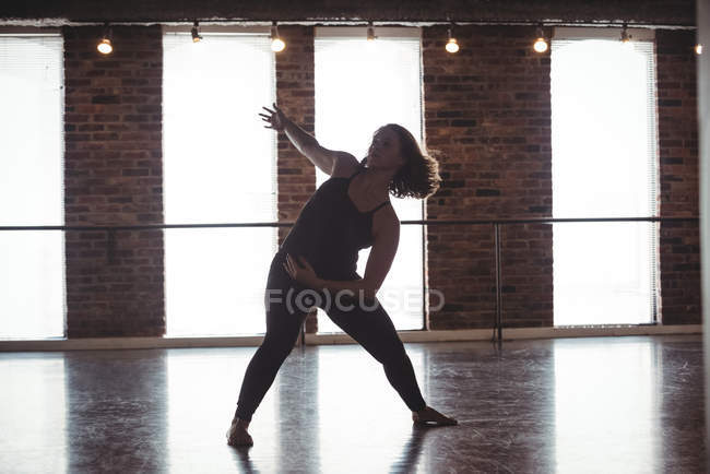 Молода жінка практикує сучасний танець в танцювальній студії — стокове фото