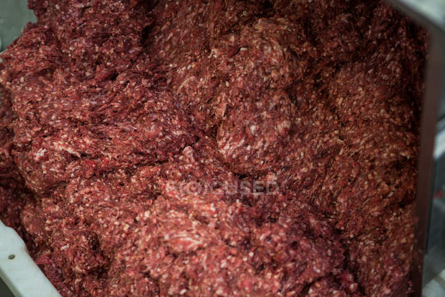 Крупный план фарша на мясокомбинате — стоковое фото