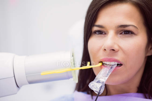Paciente femenina que recibe tratamiento dental en clínica dental - foto de stock