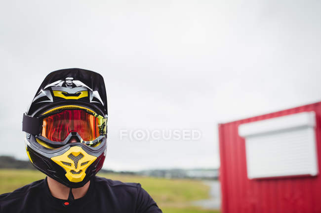 Ciclista vestindo um capacete no skatepark — Fotografia de Stock