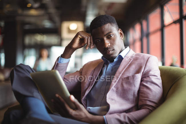 Портрет бізнесмена, який тримає цифровий планшет в офісі — стокове фото