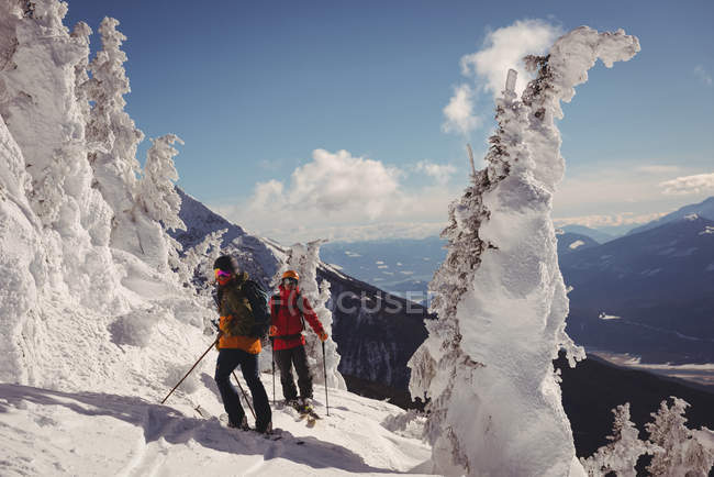 Два лижника катаються на лижах у засніжених Альпах взимку — стокове фото