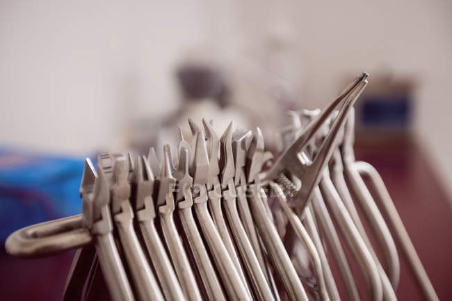 Крупный план стоматологических инструментов в кабинете стоматолога — стоковое фото