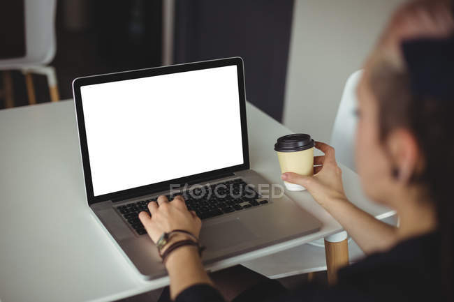 Frau benutzt Laptop in Café — Stockfoto