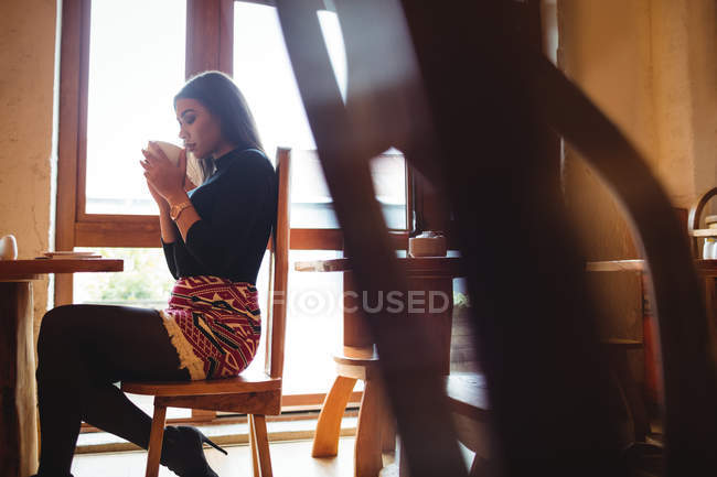 Schöne Frau bei einer Tasse Kaffee im Café — Stockfoto