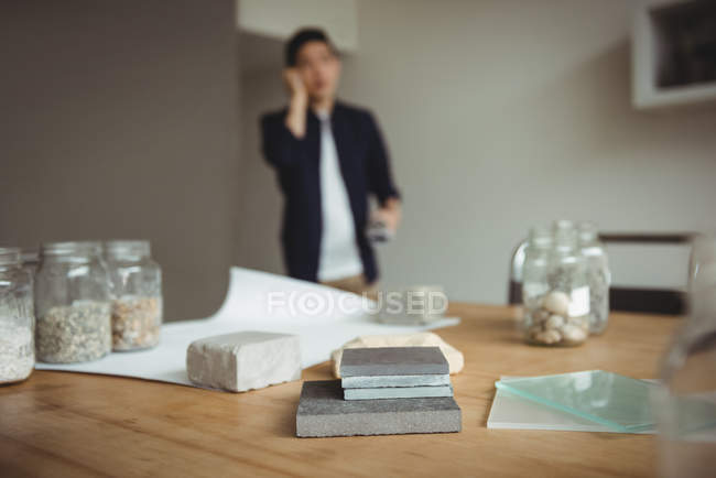 Vários tipos de laje de pedra na mesa no escritório — Fotografia de Stock