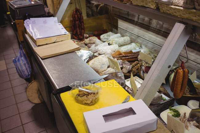 Varias carnes en el mostrador de carne en el supermercado - foto de stock