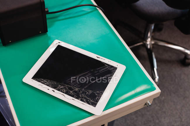 Поврежденный цифровой планшет в ремонтном центре — стоковое фото