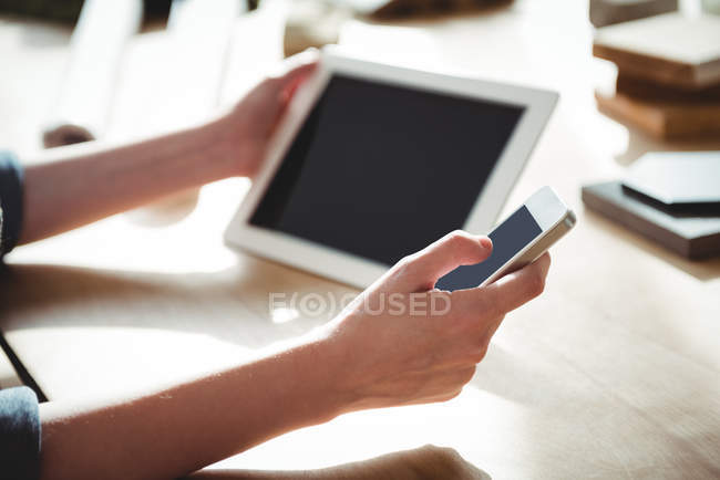 Виконавчим бізнесу за допомогою цифрових планшетів і мобільний телефон в офісі — стокове фото