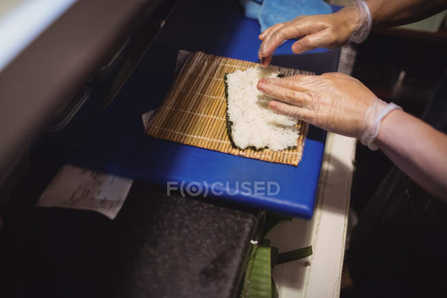 Крупним планом кухарські руки готують суші в ресторані — стокове фото