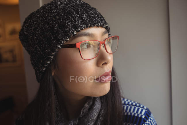 Schöne Frau schaut durch Fenster in Café — Stockfoto