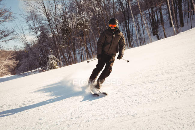 Esqui esquiador na encosta da montanha nevada — Fotografia de Stock