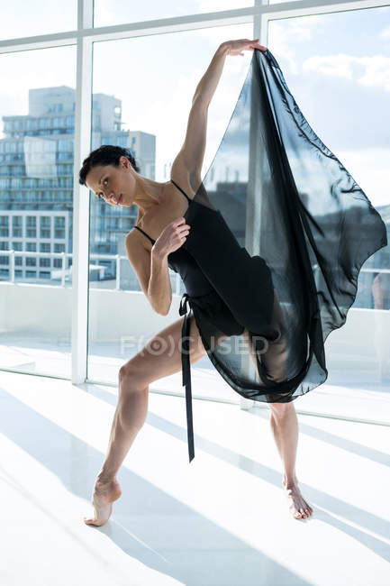 Retrato de dançarina praticando dança no estúdio — Fotografia de Stock