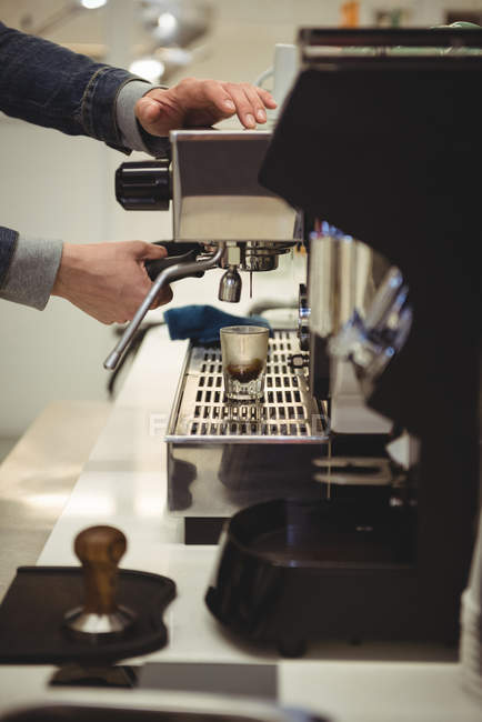 Hands of man preparing coffee in the coffee shop — Stock Photo