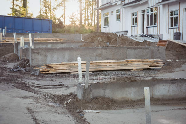 Holzstapel und Schlammhaufen auf Baustelle — Stockfoto