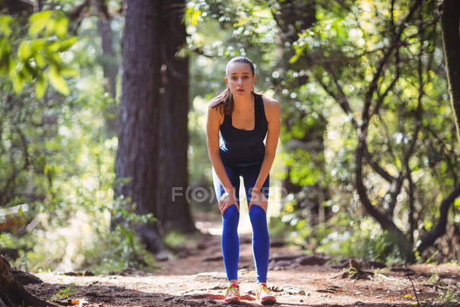 Retrato de mulher bonita em pé na floresta — Fotografia de Stock
