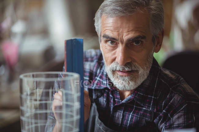 Портрет скляного пилососа, що працює на скляному посуді на заводі — стокове фото