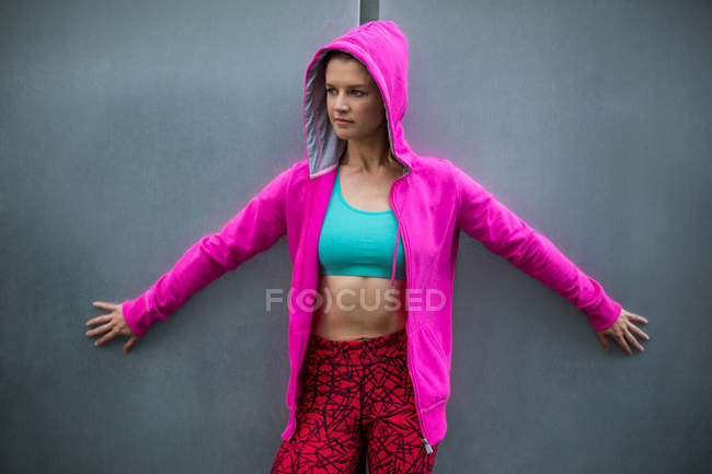 Parkour woman standing against a wall — Stock Photo