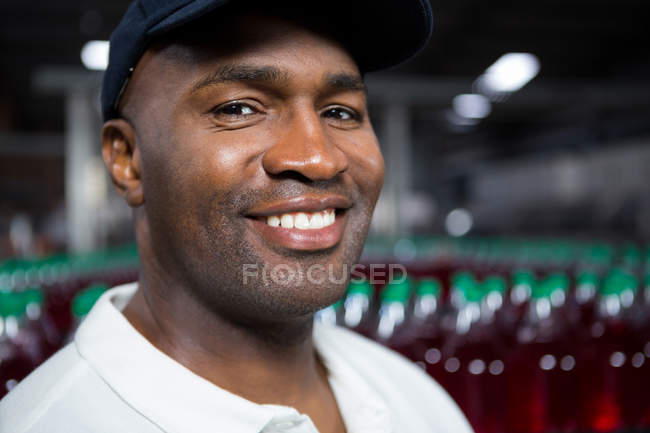 Close up retrato de sorridente masculino empregado na fábrica — Fotografia de Stock