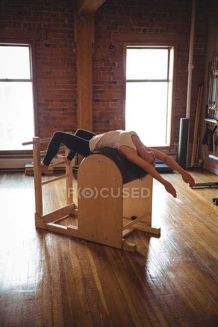 Donna in forma che pratica pilates in palestra — Foto stock