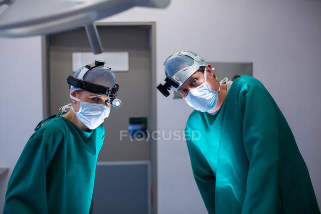 Хірурги носять хірургічні судоми під час виконання операції в операційному театрі — стокове фото