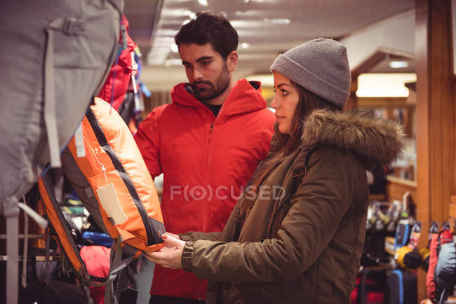 Couple sélectionnant sac à dos ensemble dans un magasin — Photo de stock