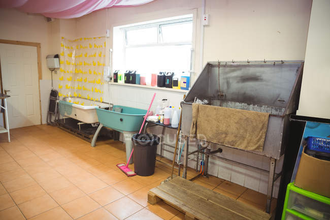 Baignoire et divers liquides de nettoyage au centre de soins pour chiens — Photo de stock
