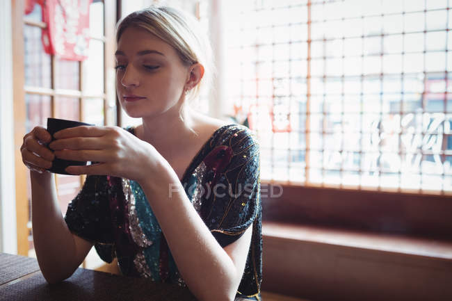 Hermosa mujer tomando té en el restaurante - foto de stock