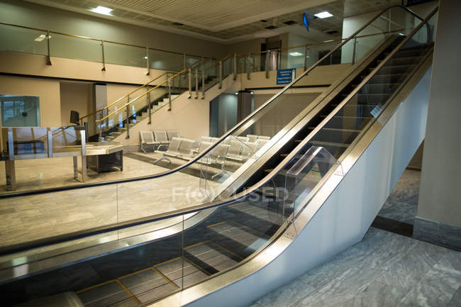 Leere Rolltreppe neben Wartebereich im Flughafenterminal — Stockfoto
