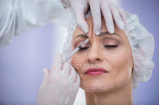 Woman receiving botox injection at clinic — Stock Photo