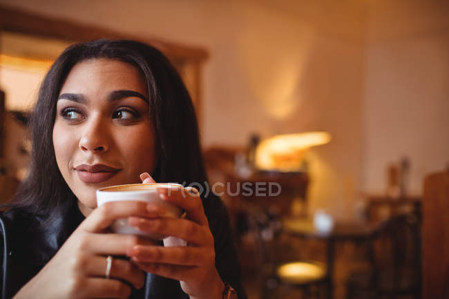 Nachdenkliche Frau bei einer Tasse Kaffee im Café — Stockfoto