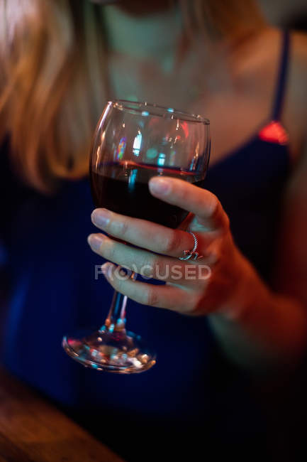 Close up di Donna che tiene un bicchiere di vino nel bar — Foto stock