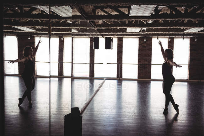 Donna che pratica danza contemporanea in studio di danza — Foto stock