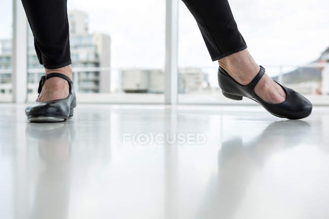 Крупним планом танцівниця носить стрічкове взуття в студії — стокове фото