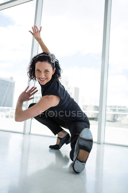 Portrait de danseuse pratiquant la danse en studio — Photo de stock