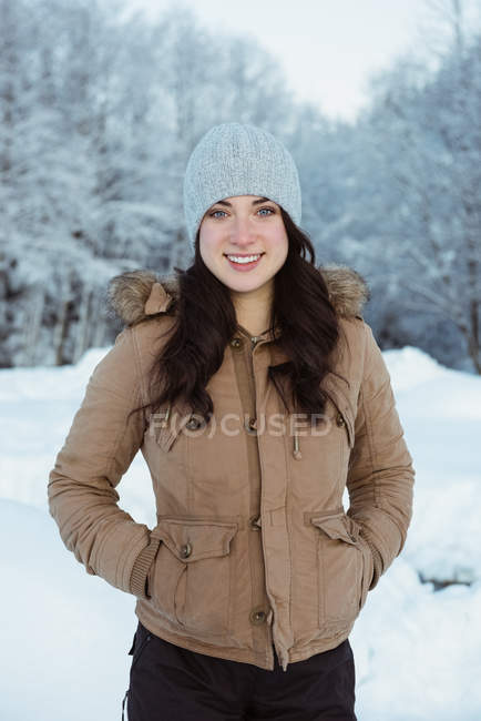 Portrait de belle femme debout sur la montagne enneigée — Photo de stock