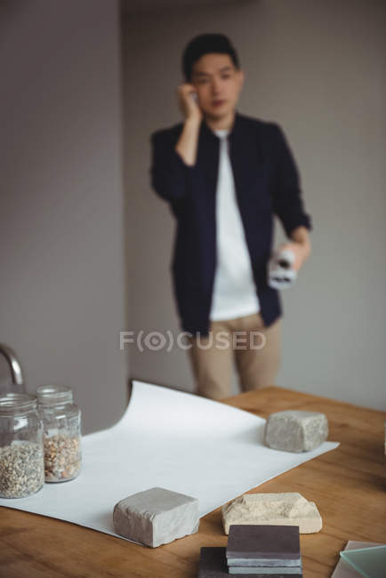 Différents types de dalles de pierre sur la table dans le bureau — Photo de stock